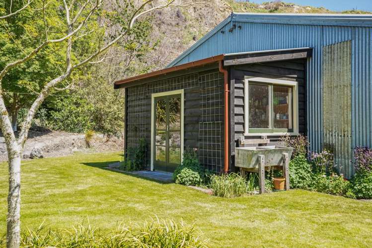 697 Leader Road East Parnassus_34