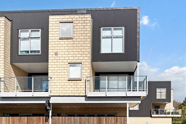 2/7 Vialou Street Hamilton Central_1