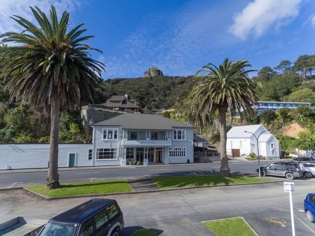 WATERFRONT HOTEL, WHANGAROA