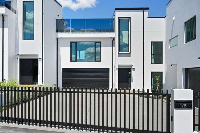 ACT FAST-FINAL LUXURY APARTMENT AVAILABLE