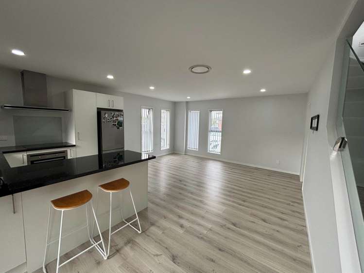 2/45 Fremantle Place Pakuranga Heights_1