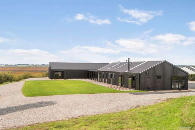 Bold Design - 2x Homes Under One Roof - 7km to...