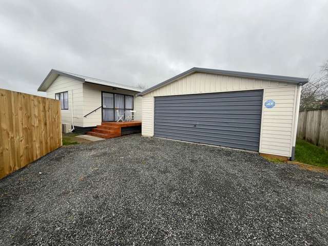 Newly Renovated 3 bedroom + Garage close to town