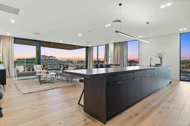 Prestigious penthouse CBD living