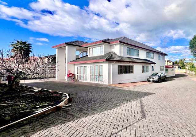 Rare & Spacious Freehold Gem on 1212m² - Unlim...