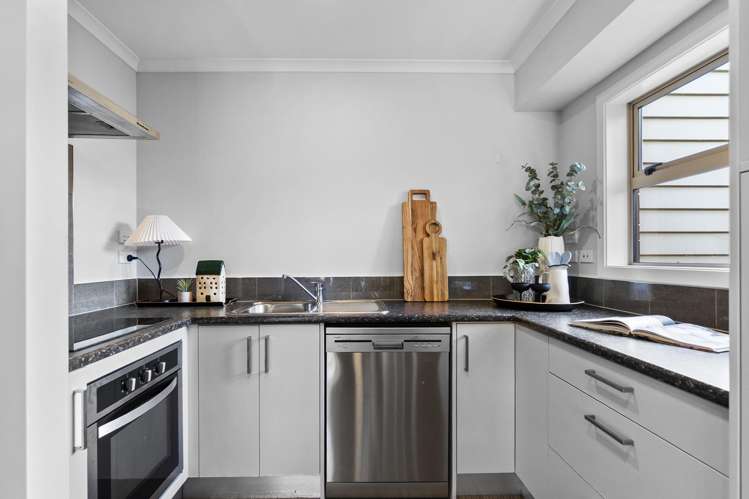 2/52 Cook Street Hamilton East_4