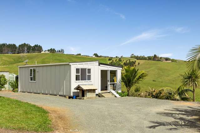 Tiny Home - Big Shed in Popular Cable Bay!