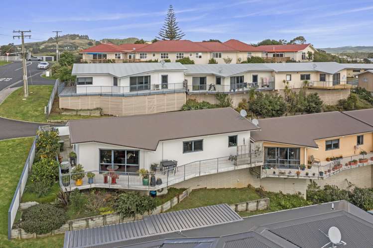 25J Violet Street Raglan_25