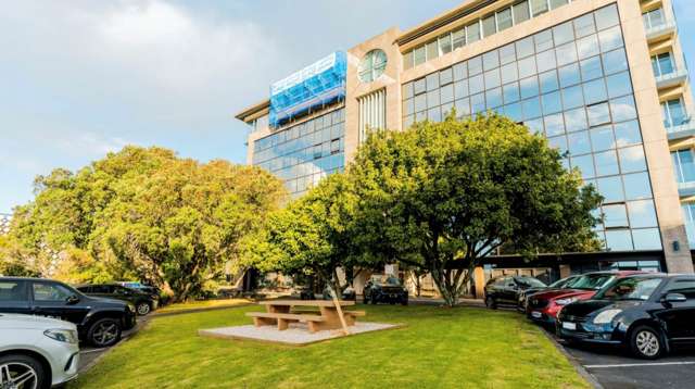 MODERN NEWMARKET OFFICE WITH CAR PARKS