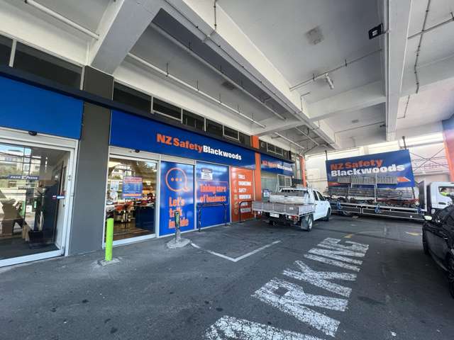 High Profile Showroom – Dual Access, Prime Exposure