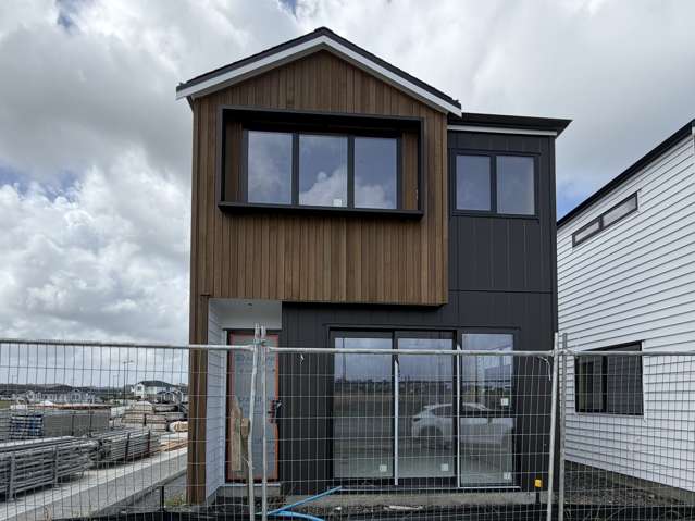 Sun-Filled Corner 4 Bedrooms Freestanding House