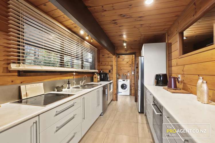 566 Scenic Drive Waiatarua_11