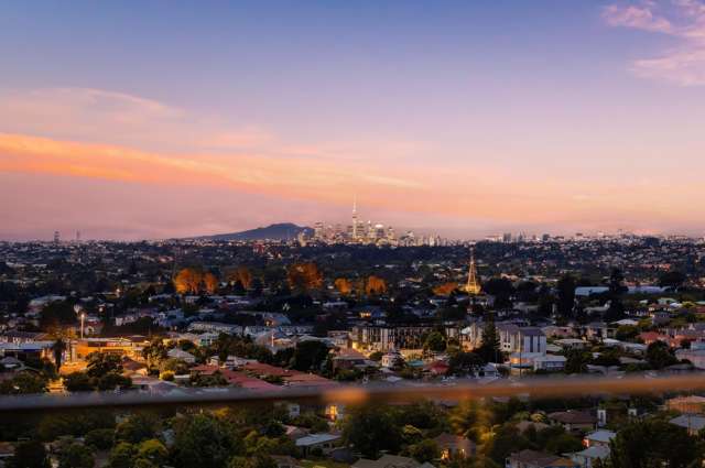 180 Degree Stunning City & Water Views!