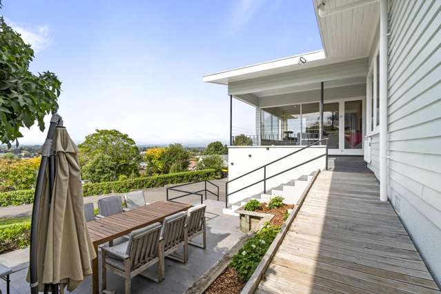 Spectacular Views and Entertaining Excellence