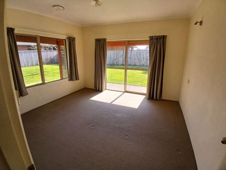 7 Elizabeth Grove Stratford_25