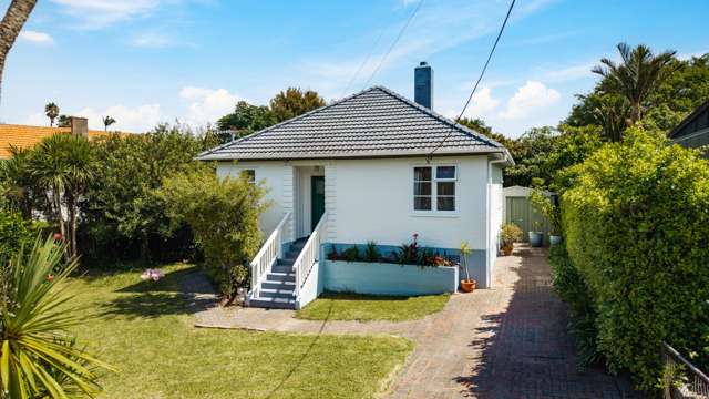 Bungalow plus studio – vendor moving north