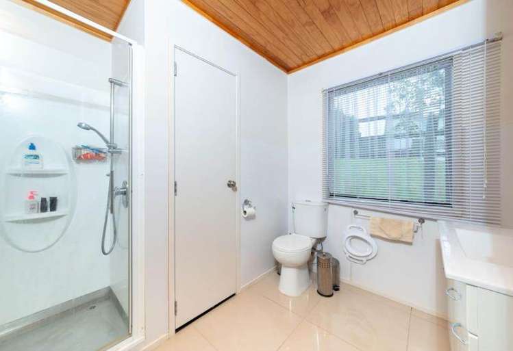 39 Helleur Road Massey_15