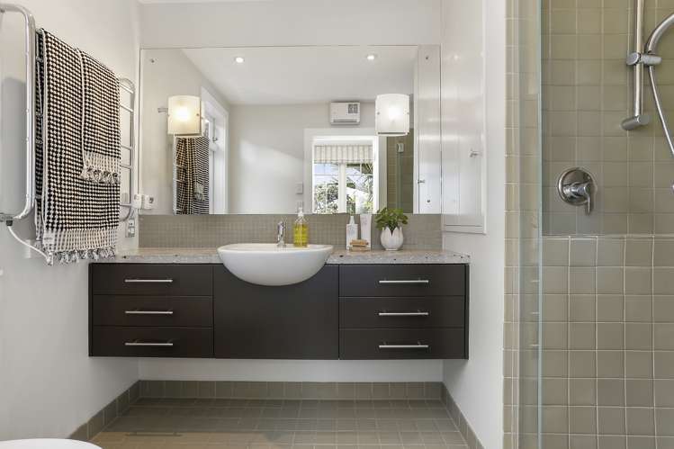 20 Ascot Avenue Narrow Neck_12