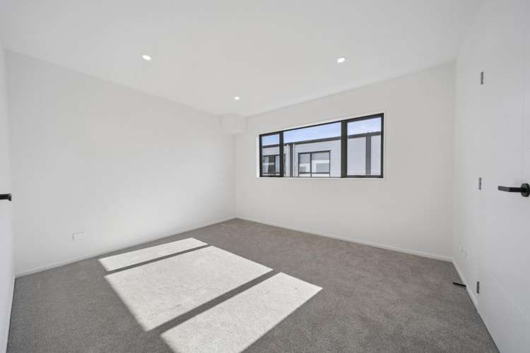 10-12 Clendon Place Manurewa_16