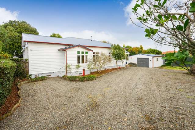 Grand Character, Prime Riverdale, 1090m2 section!