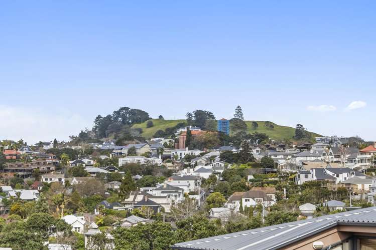 2F/5 Furneaux Way Remuera_1