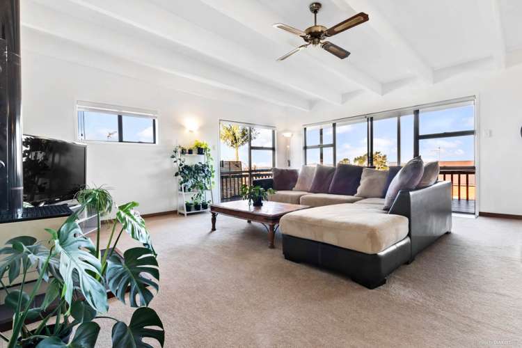 219 Royal Road Massey_11