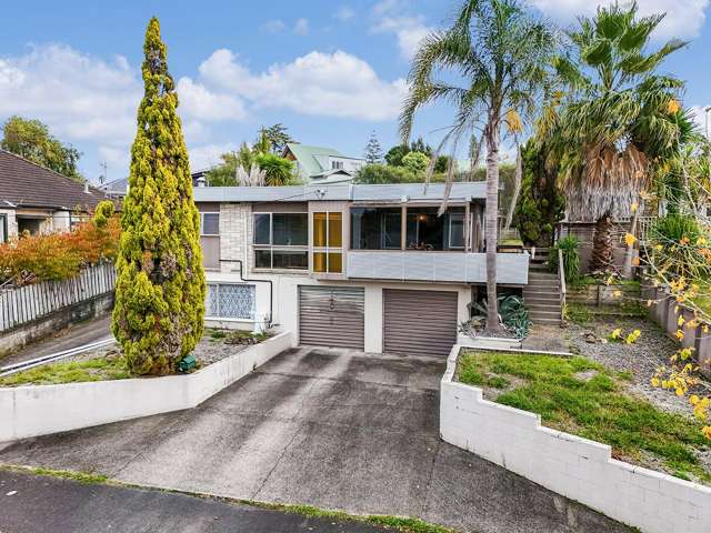 1970s Appeal, Big Family Home - Forest Lake
