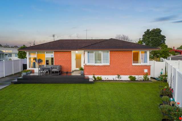 Tick All Your Boxes! Freehold, Brick, Modern!