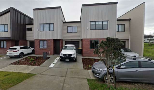 Lovely townhouse with a spacious backyard