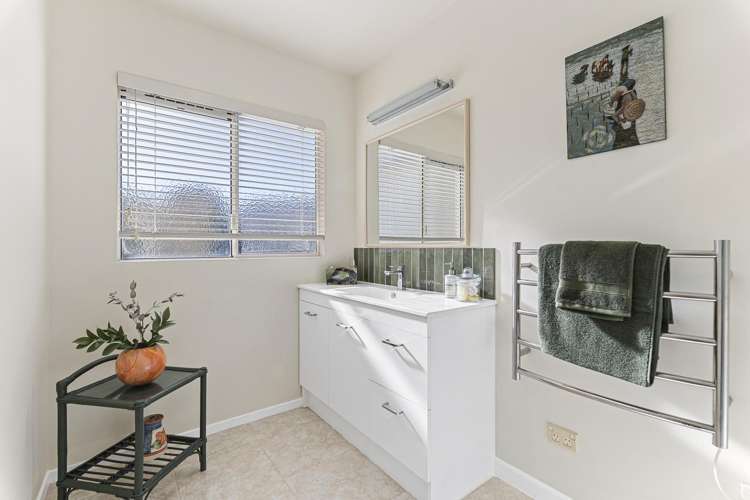 3 Waiwera Place Merrilands_13