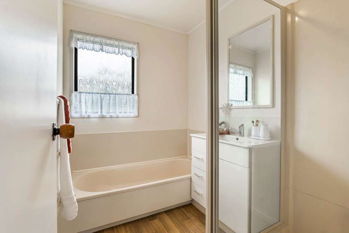 420 Whangaparaoa Road_5