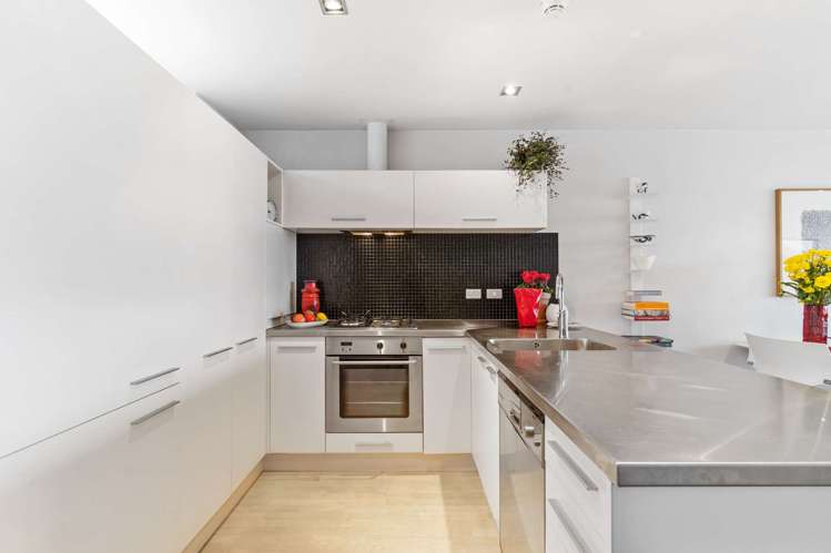 6V/435 New North Road Kingsland_5