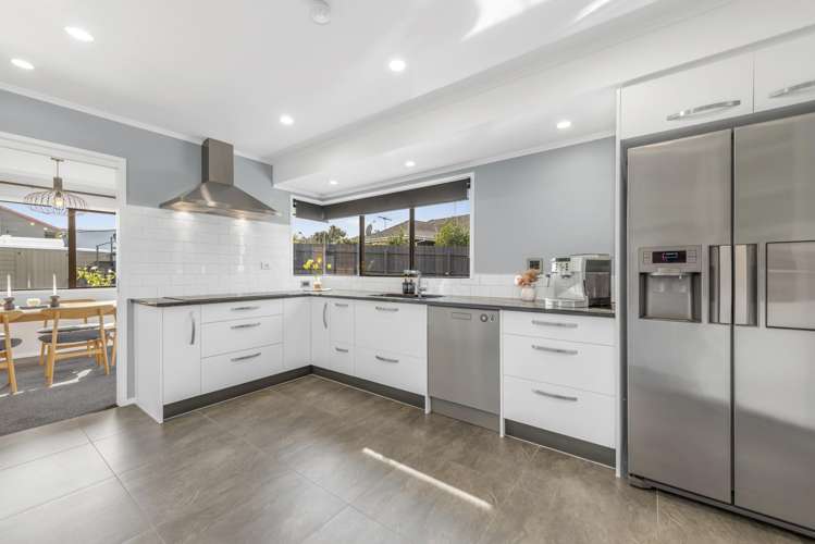 2/10 Pinewood Grove Botany Downs_23