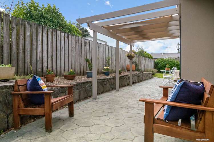 2/10 Knott Road Stanmore Bay_8