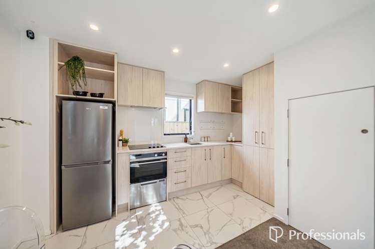 2/97 Whites Line East Waiwhetu_8