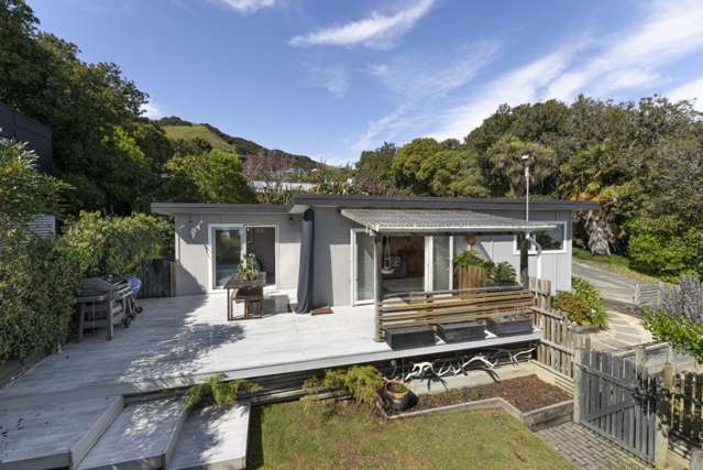 * UNDER OFFER * Oasis, Light and Private!