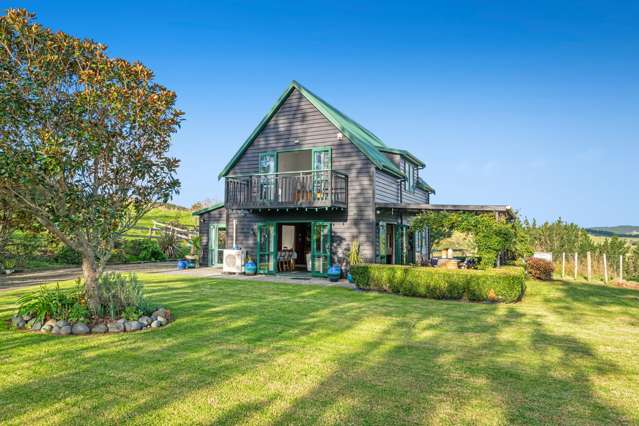 Hilltop Retreat Overlooking Helensville Showground