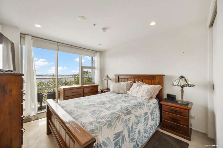 1004/30 Beach Road_4