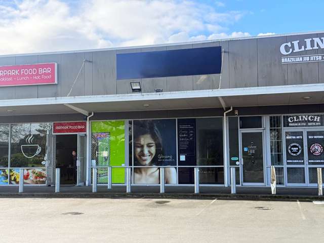 AIRPORT OAKS RETAIL SPACE
