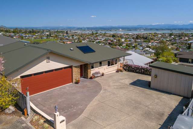 Family Home: Views, Space, and Cul-de-Sac Privacy