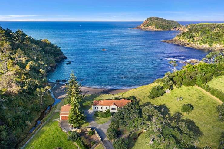 New Zealand Sotheby’s International Realty agent Ross Hawkins reckons he has found the perfect house just metres from the sand and the sea at Auckland’s Bucklands Beach. But foreign investors will be disappointed. Video / OneRoof