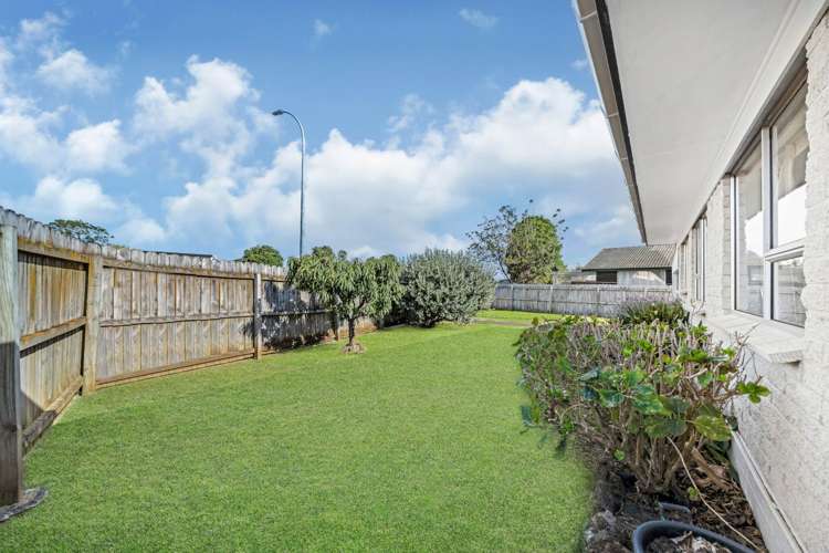 1/6 Tina Place Sunnyhills_24