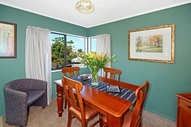 2/10 Atlantis Place Totara Vale_3