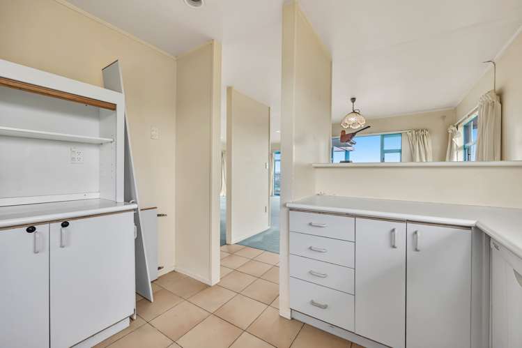 9 Hurstbourn Priors Goodwood Heights_12