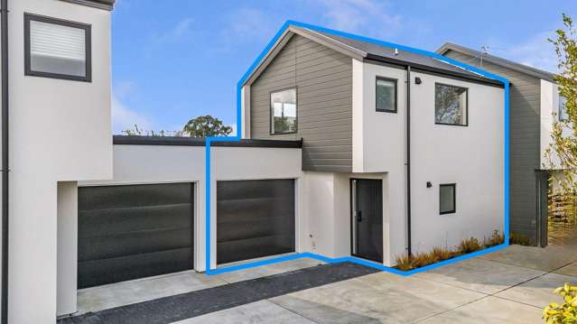 Two Bedroom Townhouse with internal access Garage!