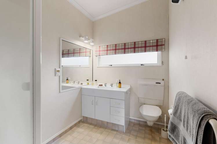 144 Lake Crescent Hamilton Lake_14