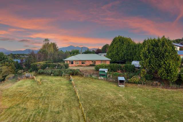 Tucked Away, Private & Amazing Views!