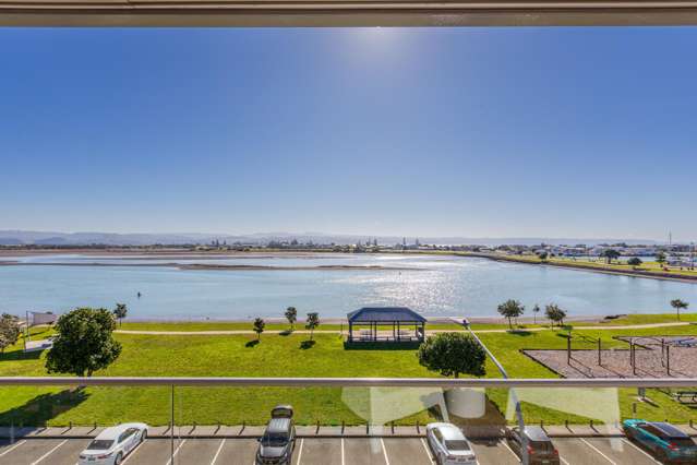 Spectacular Top-Floor Living in Humber Street