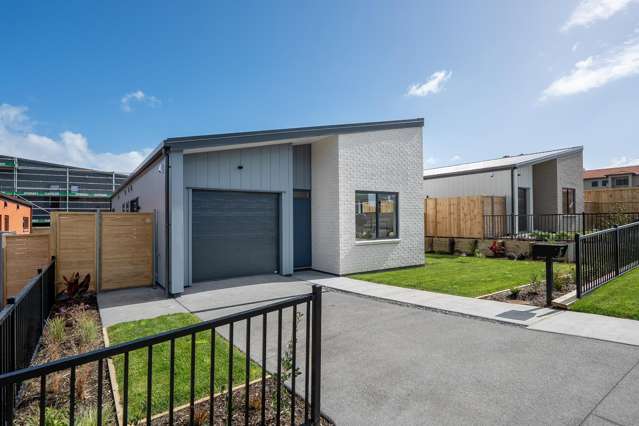 Exceptional Living in an Idyllic Coastal Setting