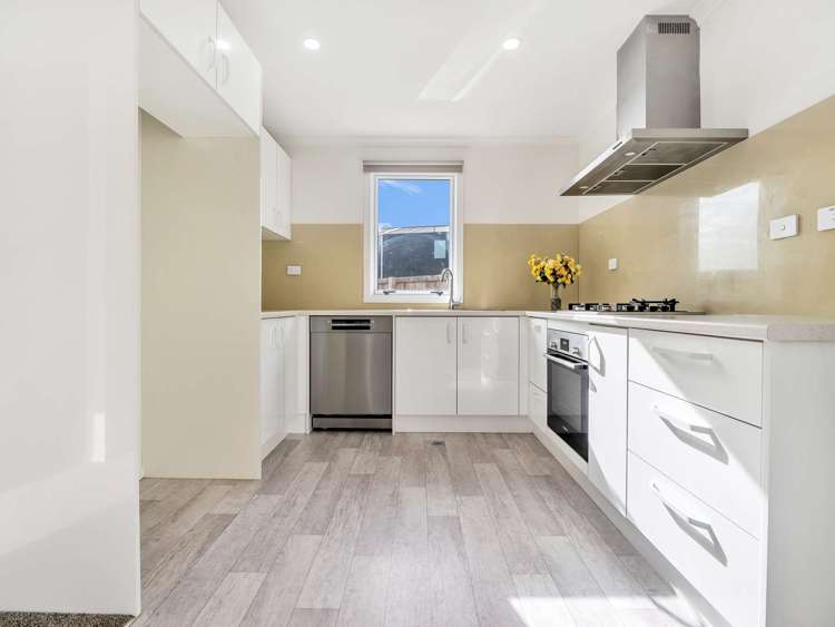 2/8 Mila Paige Close Glenview_7